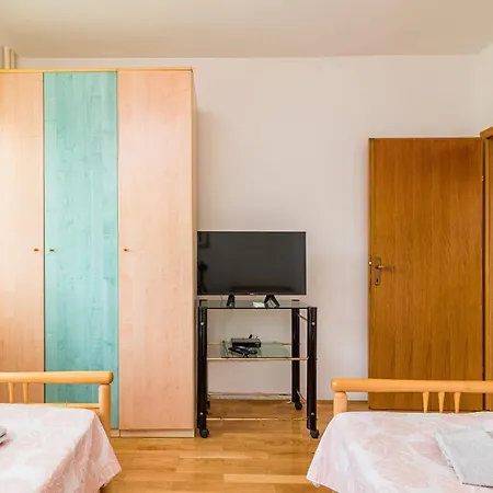 Apartment Holiday House Damir - 1 And 2 - Happy *