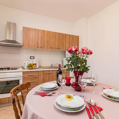 Apartment Holiday House Damir - 1 And 2 - Happy